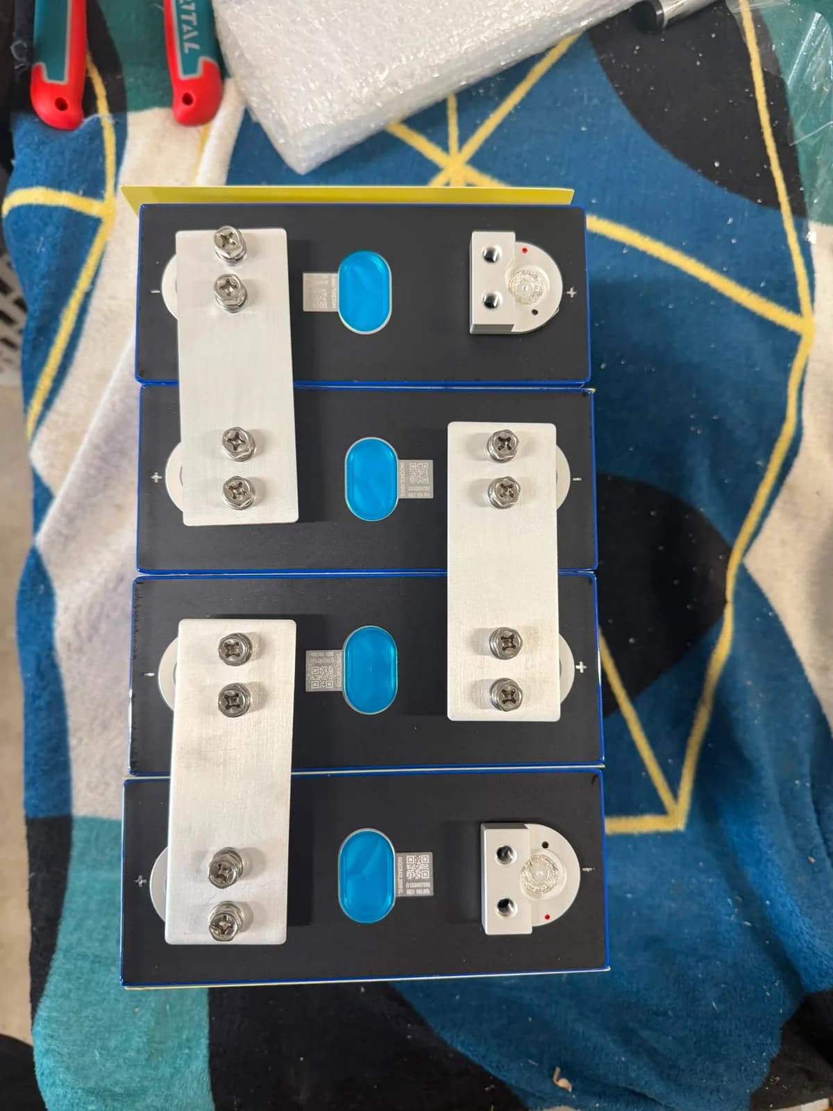 Set 4 Celule LiFePO4 EVE MB31 3.2V 330Ah Grade A (Sistem 12.8V / 24V)
